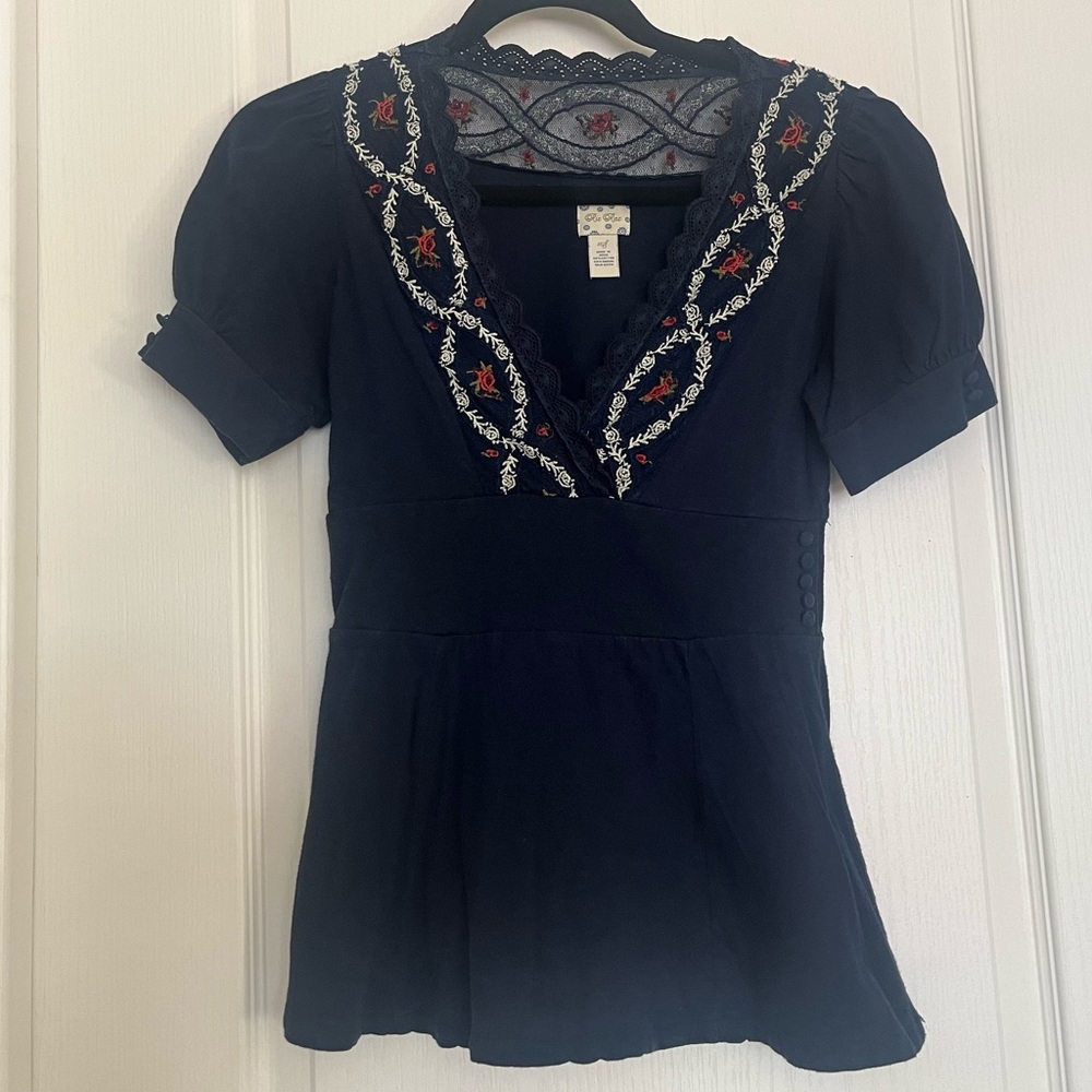 Dark blue short sleeved top with lace